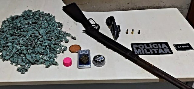 Casal membro de facção criminosa morre após confronto com a polícia em Guanabara 