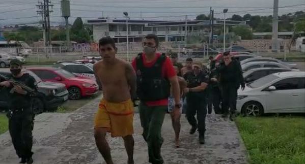 Policiais prendem trio que ordenou mãe se ajoelhar para assistir morte do filho, em Manaus