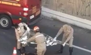 Homem morre ao se jogar de cabeça de viaduto