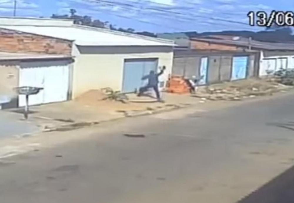 Homem mata brutalmente cão com pedaço de concreto 