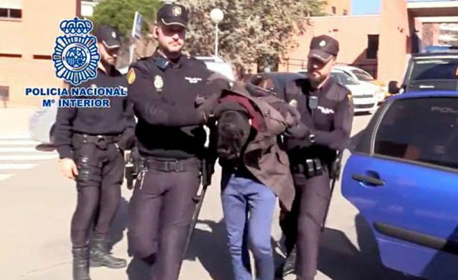 Espanhol esquarteja sua mãe, se alimenta e joga os restos mortais para cachorro