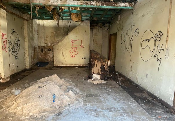 Homem morto é encontrado com facadas na cabeça dentro de prédio abandonado 