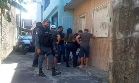 Chocante: homem ouve vozes e esquarteja a própria mãe dentro de casa, em Manaus 