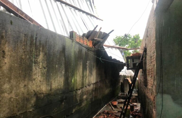 Casas ficam destelhadas após forte temporal, em Manaus 