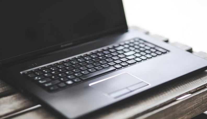 Homem é preso após furtar notebook e tentar vender para a própria dona