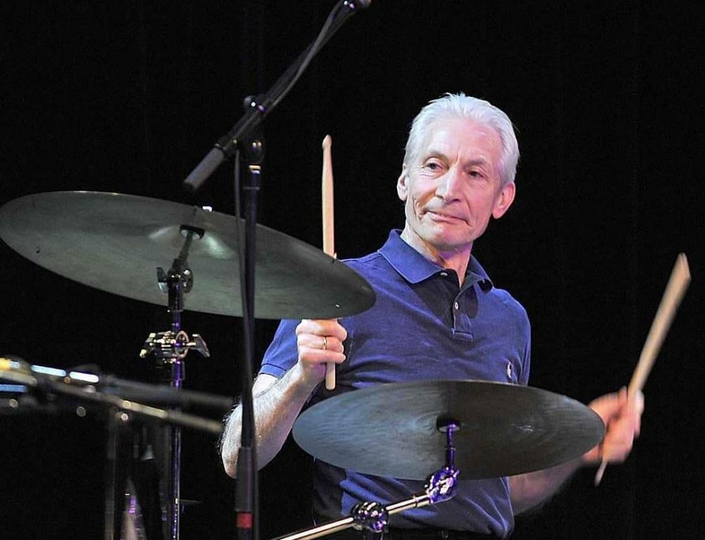 Morre baterista Charlie Watts dos Rolling Stones e João Barone lamenta