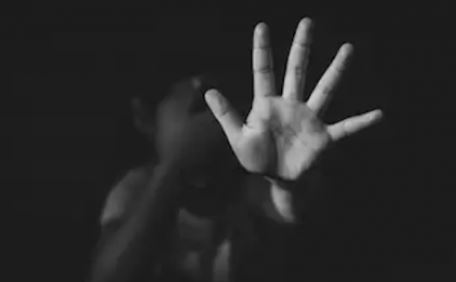 Homem de 44 anos é preso após estuprar suas duas filhas gêmeas de 3 anos 