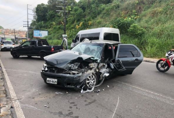 Casal fica ferido após carro colidir em plataforma de ônibus em Manaus