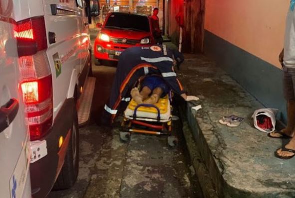 Homem é espancado após ser pego se masturbando enquanto olhava para criança no banheiro