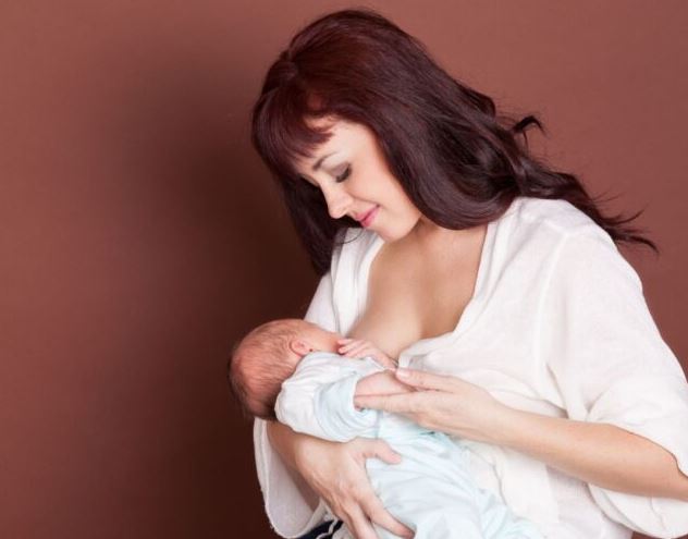 Pesquisa aponta que leite materno pode transferir anticorpos contra a Covid-19 para bebês 