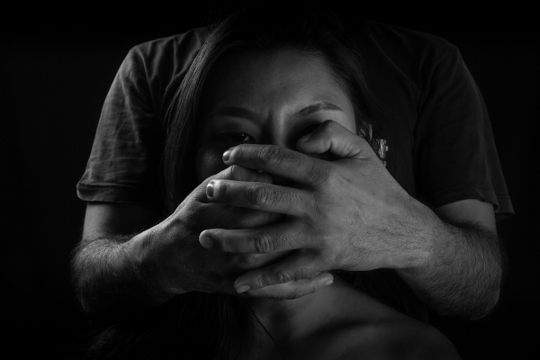 Homem de 21 anos é preso após agredir sua esposa de 47 anos