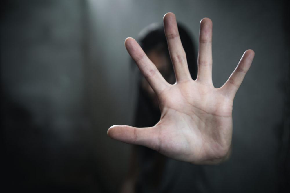 Homem de 40 anos é preso após uma menina de 12 anos ser encontrada nua embaixo de sua cama