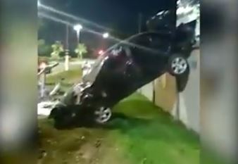 Carro fica destruído e deixa homem ferido em acidente inusitado, em Manaus