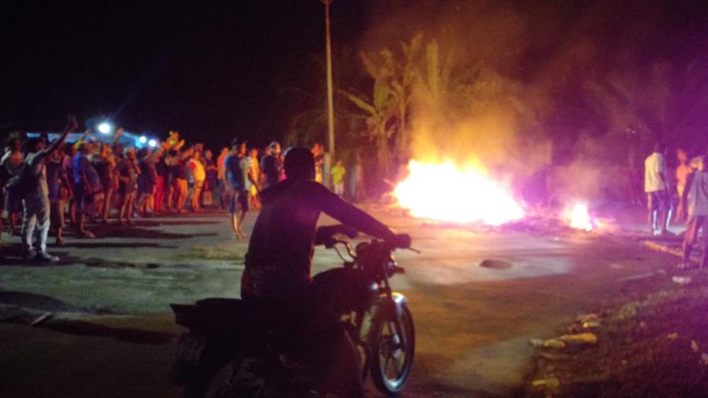 URGENTE: Em Manaus, moradores da tribo Tarmã-Açú manifestam contra as quedas de energia 