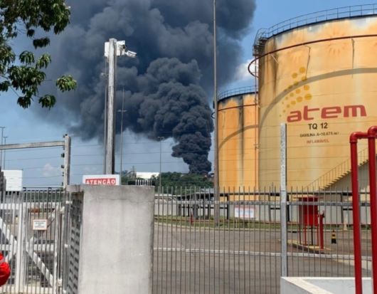 URGENTE: Fábrica de isopor pega fogo em Manaus. Veja vídeo