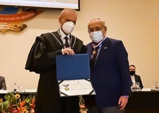 Ex-governador Amazonino Mendes recebe homenagem no Tribunal de Contas do Estado