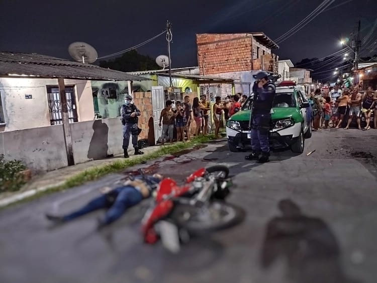 Após arrastões, homem é morto e seu comparsa é espancado em bairro de Manaus.