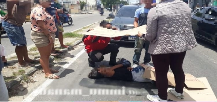 Mulher cai de motocicleta e é atropelada por carro em Manaus