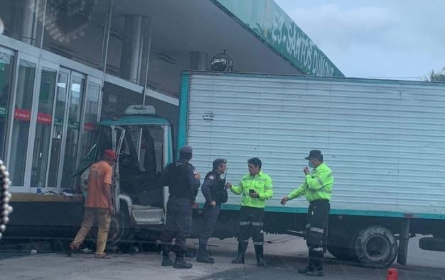 Condutor de caminhão se descontrola e colide com plataforma de ônibus na Torquato