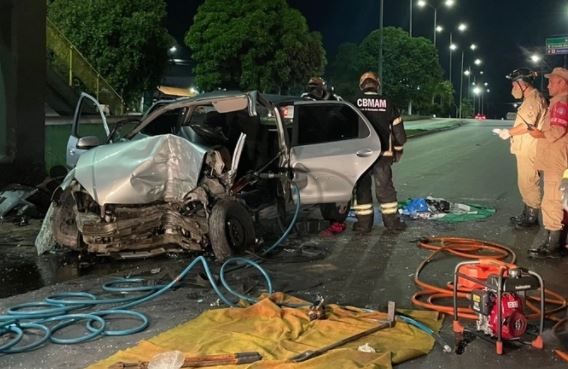 Acidente grave na Torquato deixa o condutor preso às ferragens