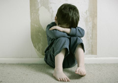 Mãe é presa após deixar seu filho de 5 anos sozinho em casa durante a madrugada 