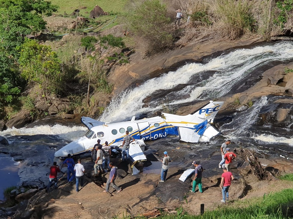 Avião com cantora Marília Mendonça cai em Minas Gerais