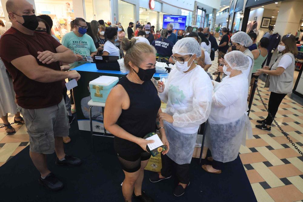 Quase 9 mil pessoas foram imunizadas em dois dias de ação nos shoppings de Manaus