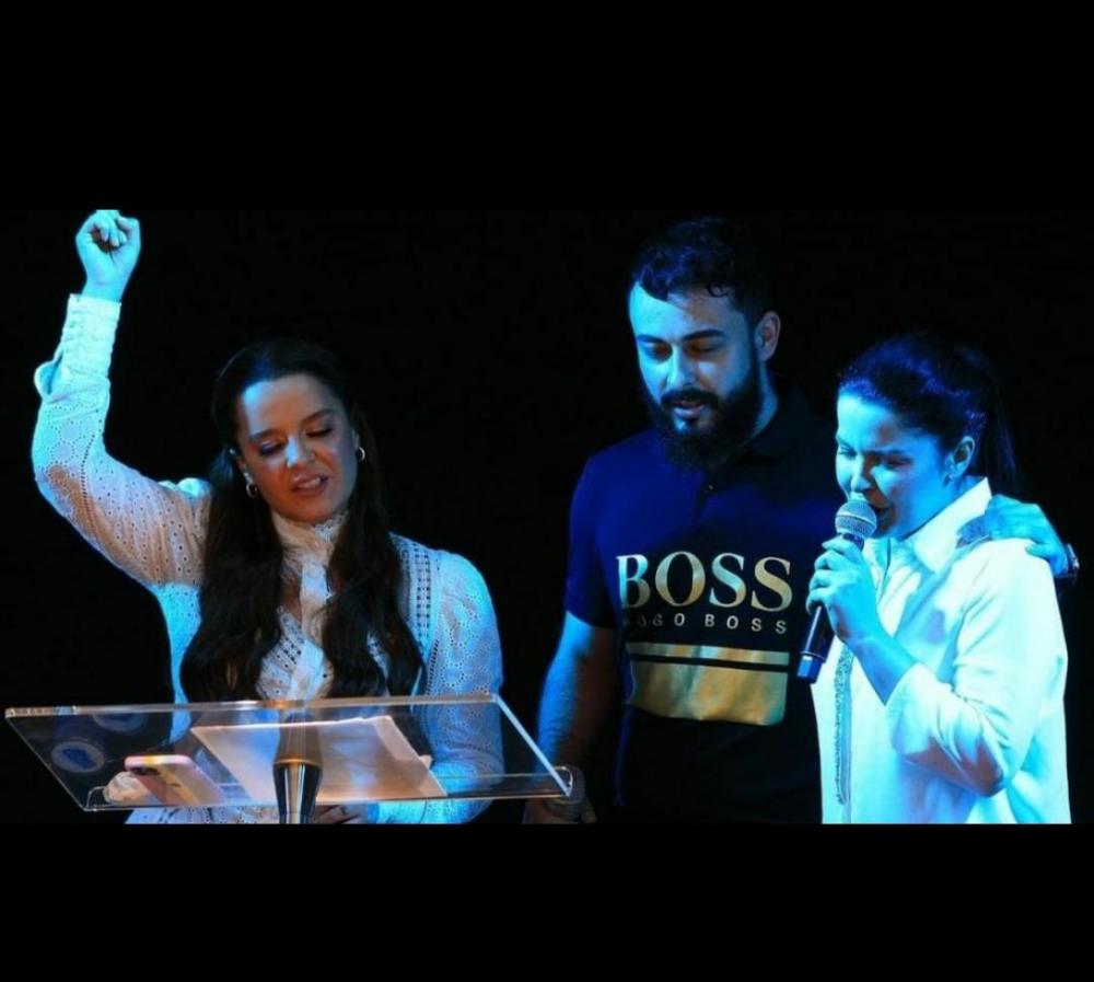 Maiara e Maraisa cantam em culto dedicado à Marília Mendonça, em Goiânia