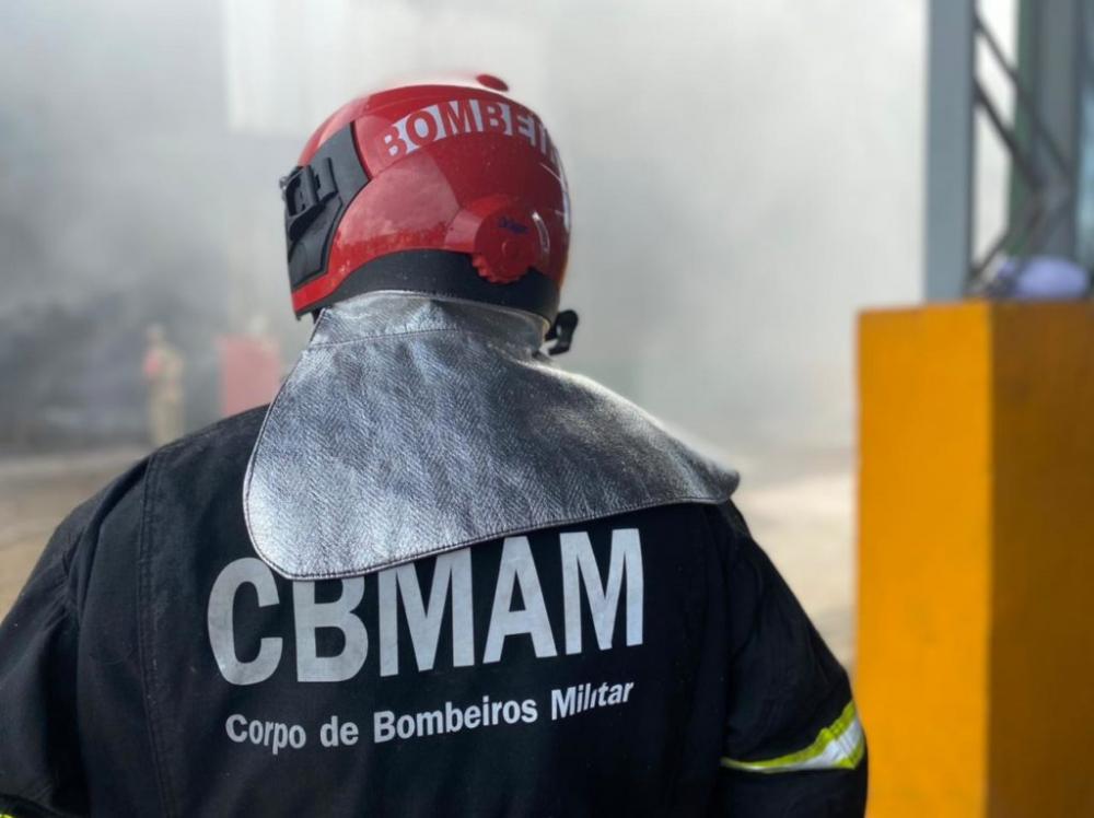 Incêndio invade fábrica de reciclagem em Manaus; confira