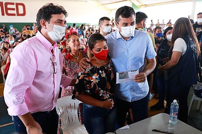 Wilson Lima entrega cartões do Auxílio Estadual de R$ 150 para famílias de Itacoatiara