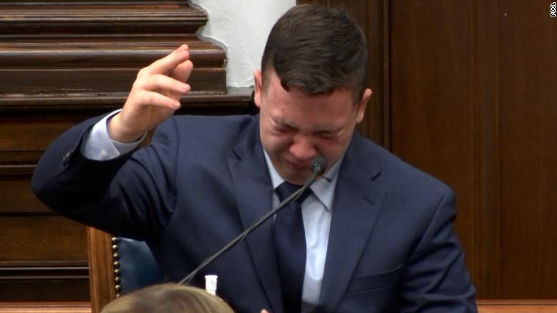 Jovem é absolvido após ser acusado de matar 2 homens em protesto antirracismo nos EUA