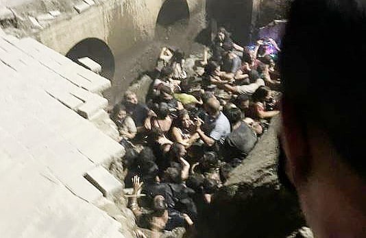 Calçada cede em Joinville e pessoas caem em rio durante abertura de evento de Natal