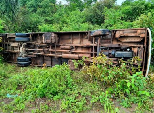 Nesta manhã, ônibus capota na estrada de Iranduba durante forte chuva em Manaus
