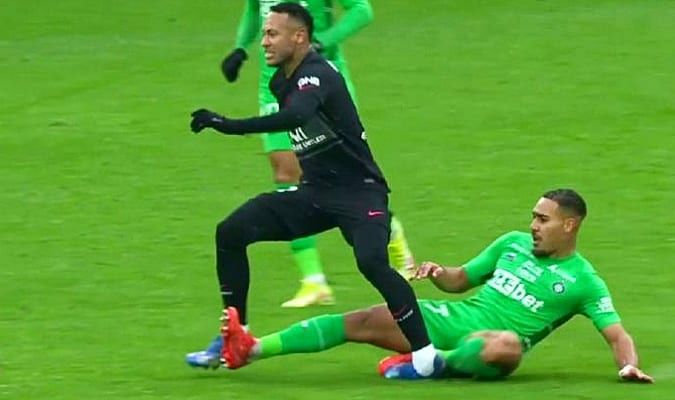 Neymar sofre torção grave em partida entre PSG e Saint-Etienne 