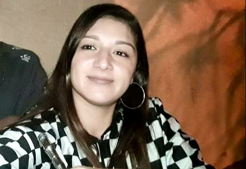 Jovem é encontrada morta dentro de casa com 3 tiros no rosto e uma facada no pescoço