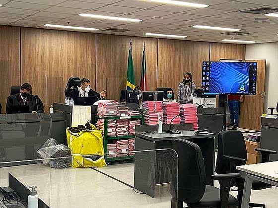 Caso Boate Kiss: Julgamento dos sócios e músicos continua nesta quinta (02), com depoimentos de sobreviventes