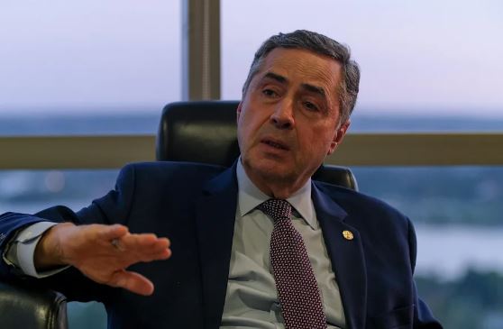 STF: Barroso determina obrigatoriedade de passaporte da vacina para quem vem do exterior