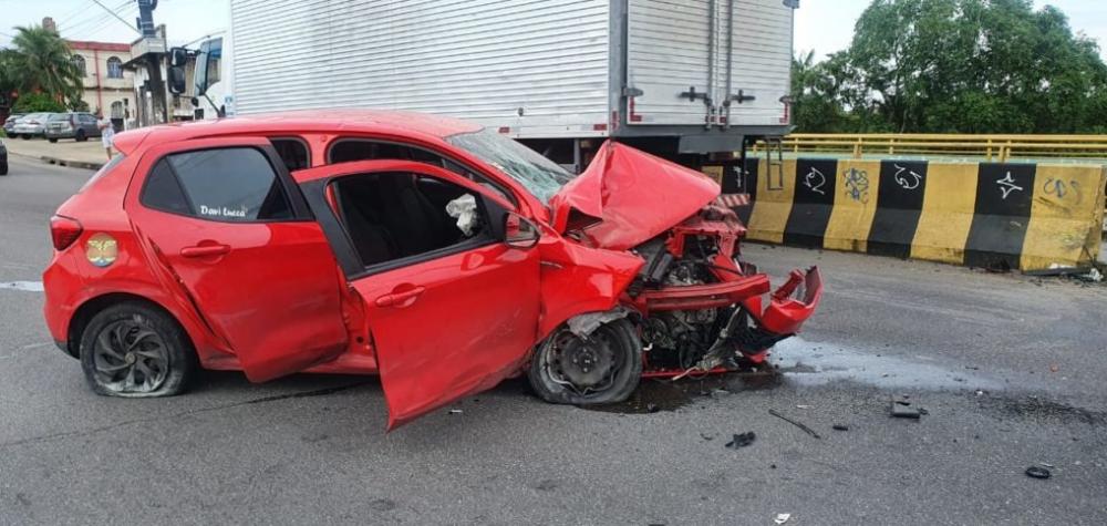 Após beber, mulher dorme no volante e colide contra mureta em Manaus 