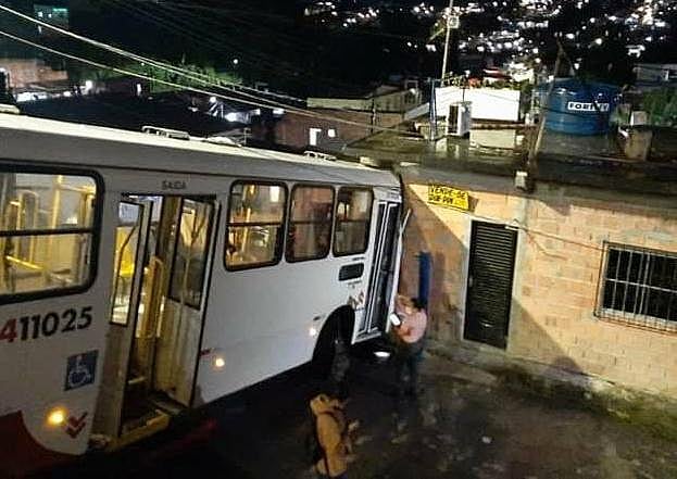 Ônibus perde o controle e atinge casa no bairro Alfredo Nascimento