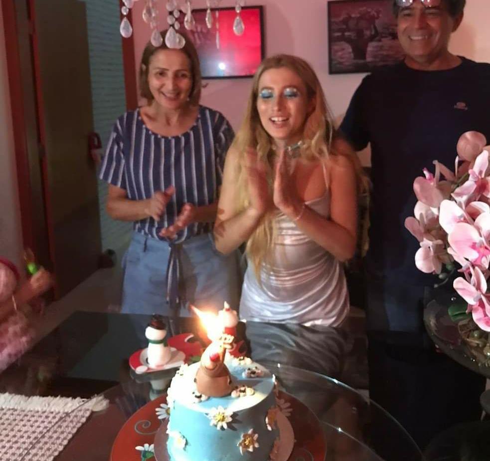 Estudante organiza festa de aniversário e ninguém aparece: “fiquei triste, chorei, refiz a maquiagem”