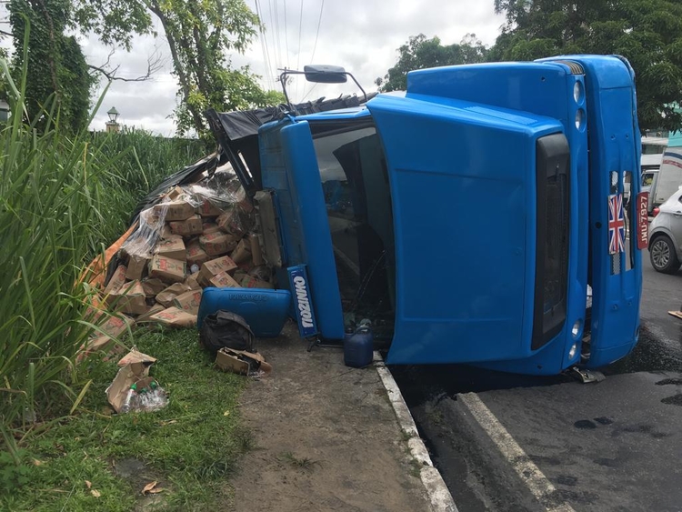 Caminhão tomba e deixa trânsito caótico na avenida Efigênio Sales, em Manaus