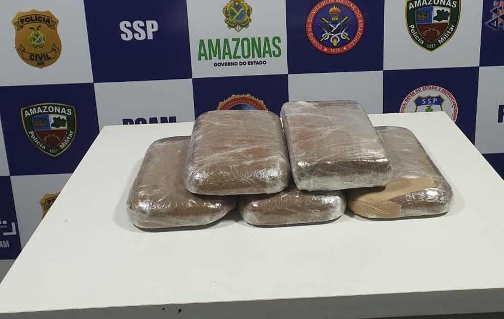Dupla é presa após polícia encontrar cinco quilos de drogas em embarcação no Porto de Coari