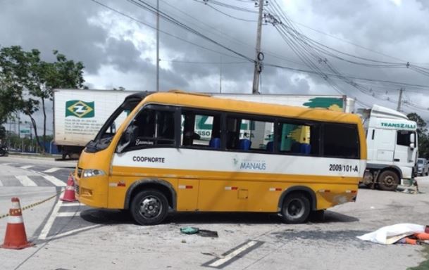 Amarelinho é atingido por carreta, capota e mata Gari na Bola da Suframa, em Manaus