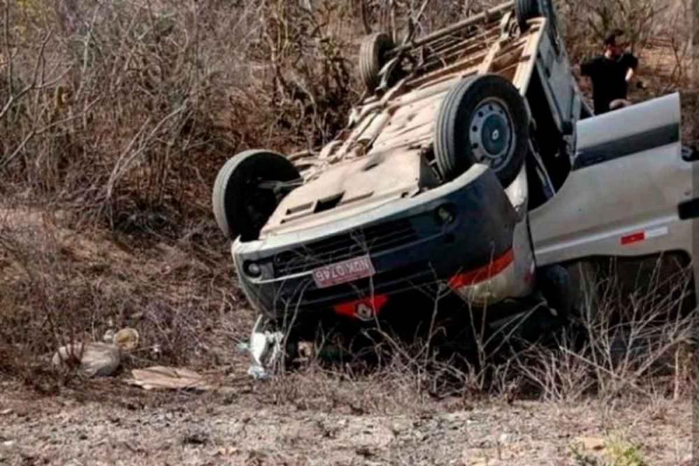 Van que levava músicos de Gusttavo Lima capota nesta segunda-feira (20)