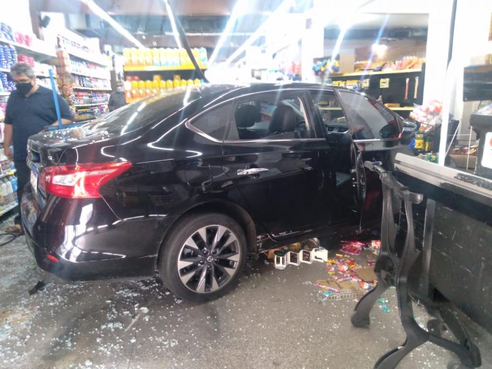 Mulher perde o controle do carro e invade supermercado no Vieiralves, em Manaus