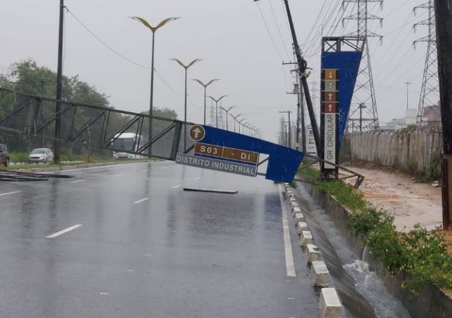 Estrutura metálica é arrancada por temporal e fica atravessada em avenida de Manaus