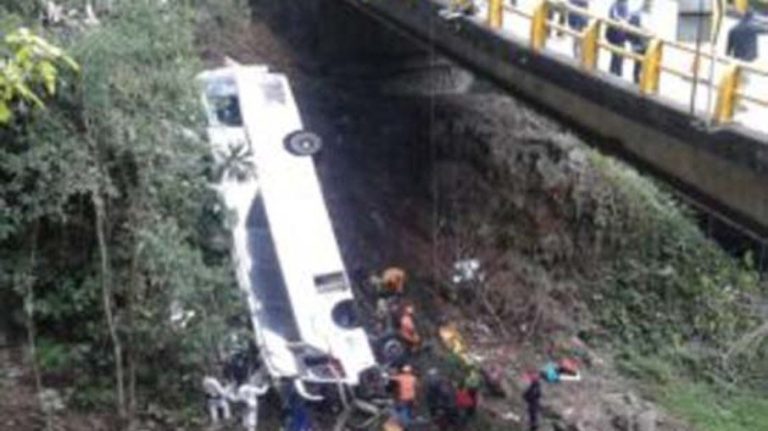 Acidente de ônibus mata sete pessoas; uma grávida de 5 meses é uma das vítimas