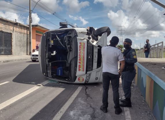 Micro-ônibus de rota do Distrito tomba na avenida das Flores, em Manaus