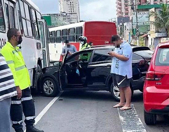 Carro freia no meio do trânsito e causa acidente entre mais dois carros e um ônibus