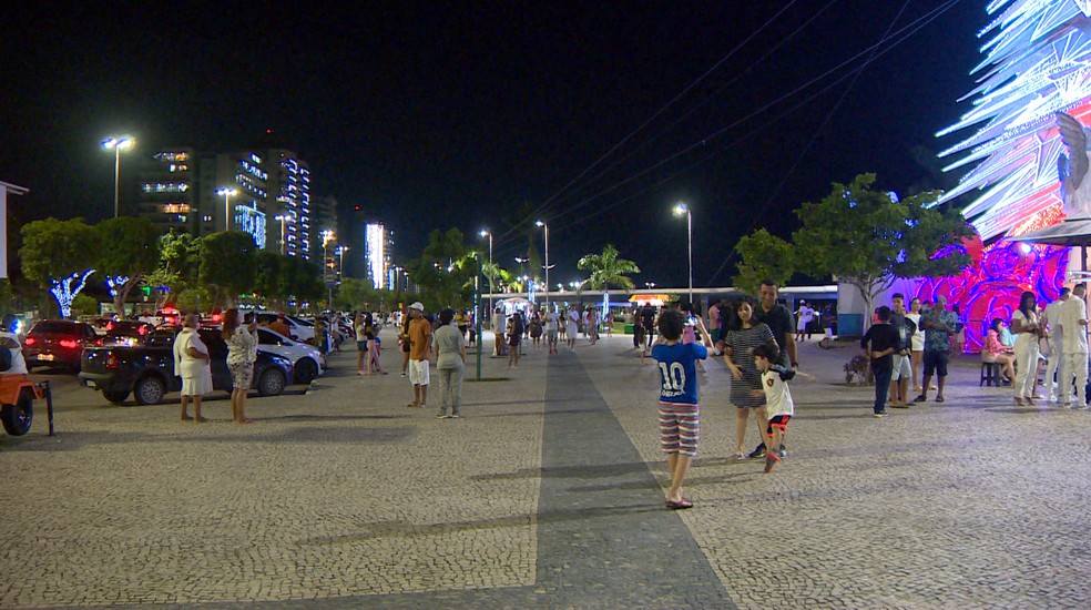 Sem show e queima de fogos, Ponta Negra tem pouca movimentação nesse Réveillon em Manaus